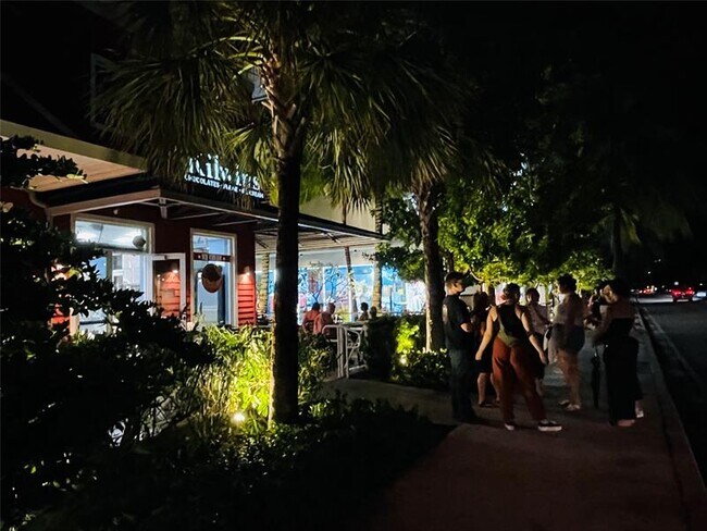 Building Photo - 400 N Riverside Dr