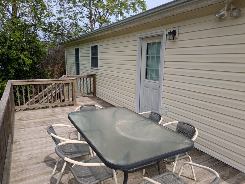 Upper deck off of kitchen - 1110 Tolleys Ln