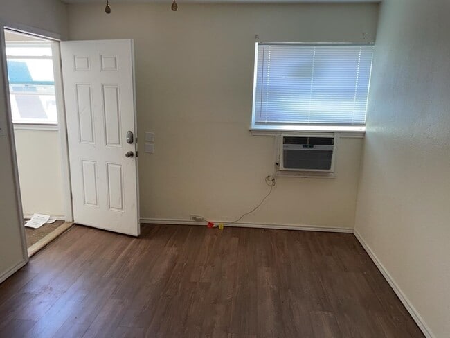 Building Photo - 2110 NW Lindy Ave