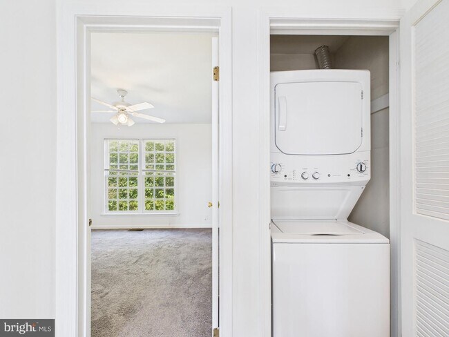 Building Photo - Great Townhouse w/ 2 Bedrooms, 1.5 Baths, ...