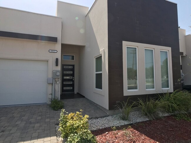 Building Photo - 3 Bed/2 Bath Townhome in Mcallen TX