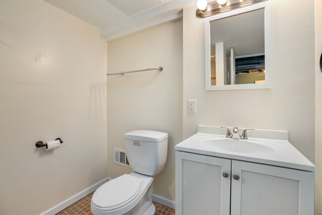 Building Photo - Recently Updated Home in Baldwin!