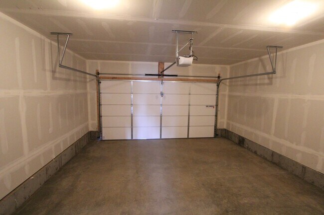 Building Photo - Modern design 3-bed, 2.5 bath duplex avail...