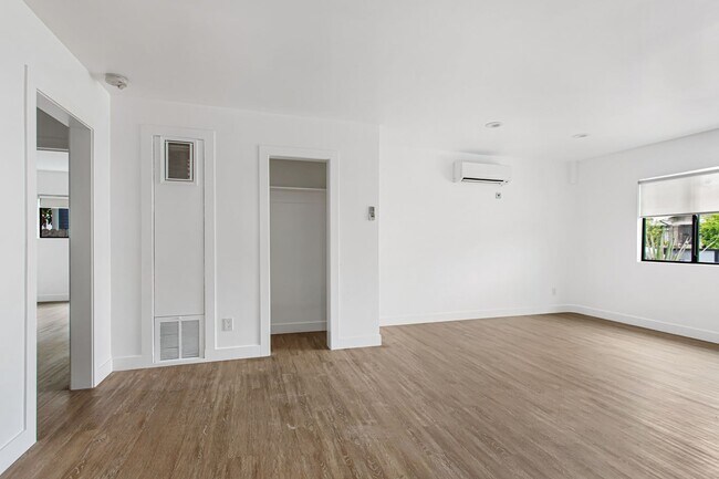 Building Photo - 1949 Park Grove Ave