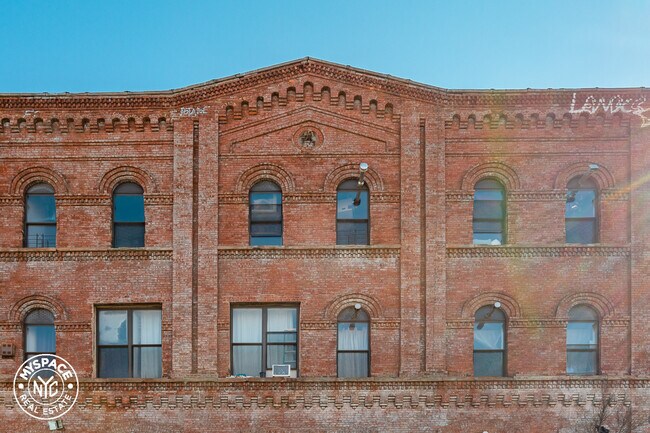 Building Photo - 28 Locust St