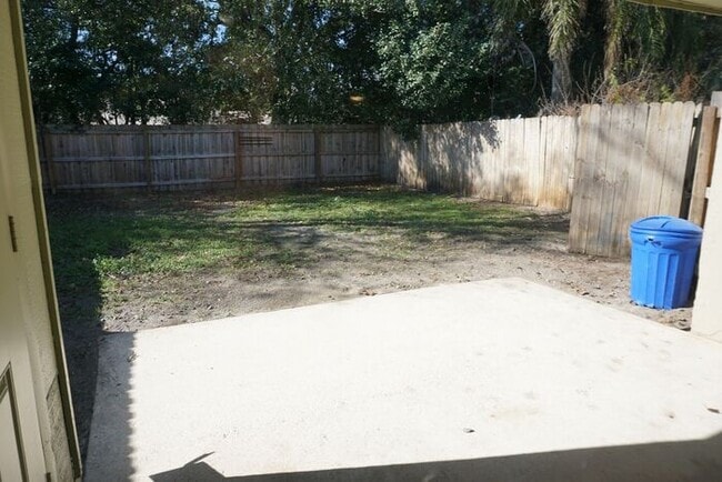 Building Photo - 2 Bedroom Townhome Near NAS