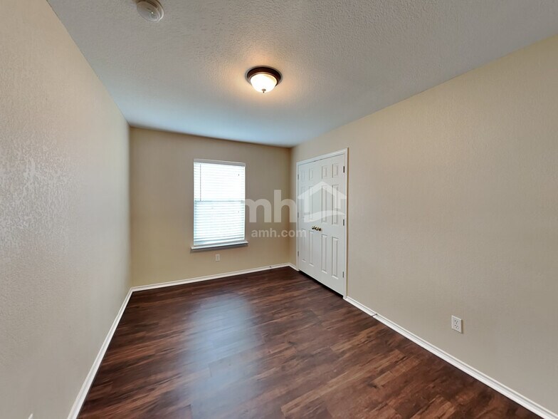 Building Photo - 2711 Candle Ridge Dr