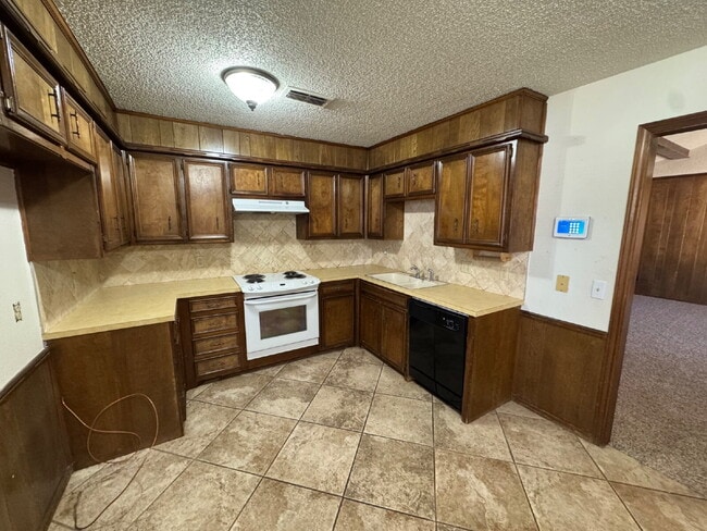 Building Photo - Beautiful Duplex Located Conveniently on Memphis Ave