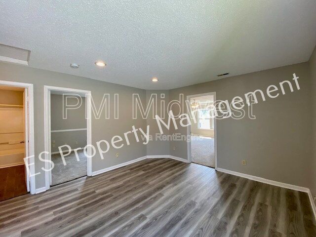 Building Photo - 10902 Glenayr Dr