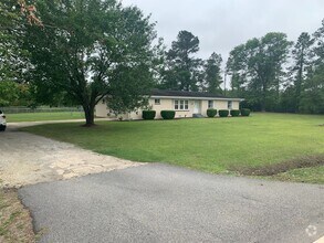 Building Photo - AVAILABLE August 2025! 3 Bedrooms/1 1/2 Ba...