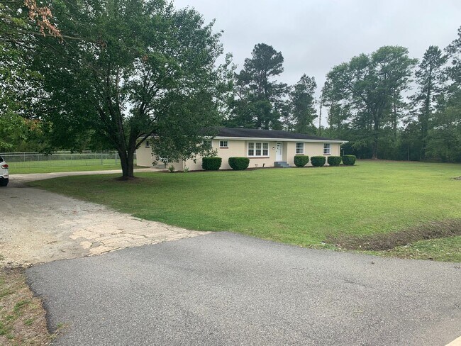 Primary Photo - AVAILABLE August 2025! 3 Bedrooms/1 1/2 Ba...