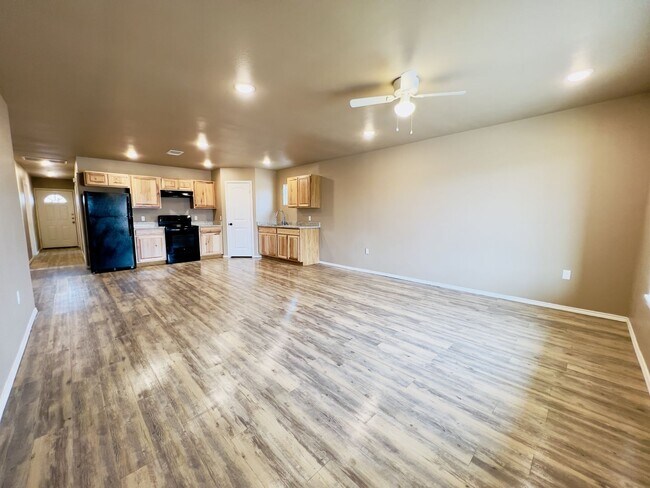 Building Photo - Great 3-bedroom house with a fenced backyard.