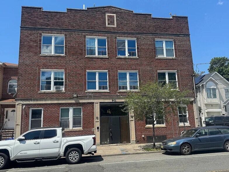 Building Photo - 901 Bergen St