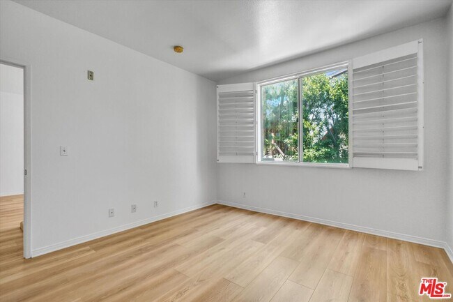 Building Photo - 2222 Beachwood Dr