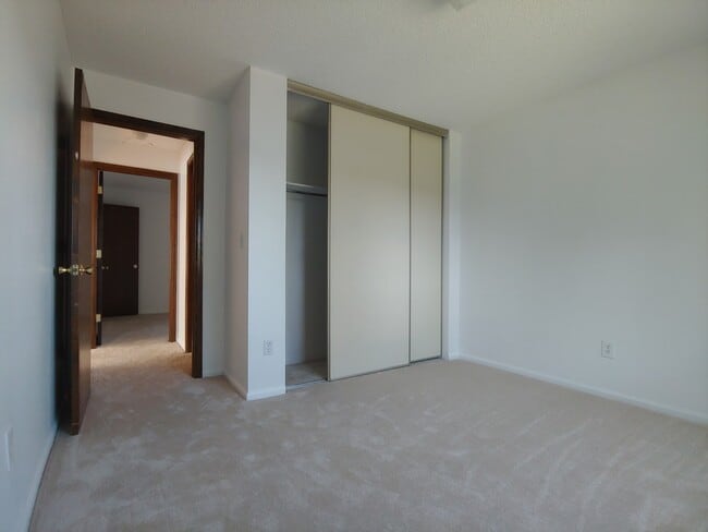 Building Photo - 2340 E Cherrywood Dr
