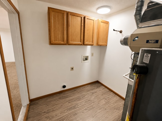 Building Photo - 3 Bedroom House W/ Updates!