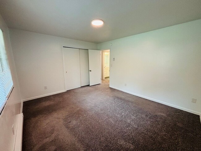 Building Photo - 2 Bedroom, 1 Bath Apartment