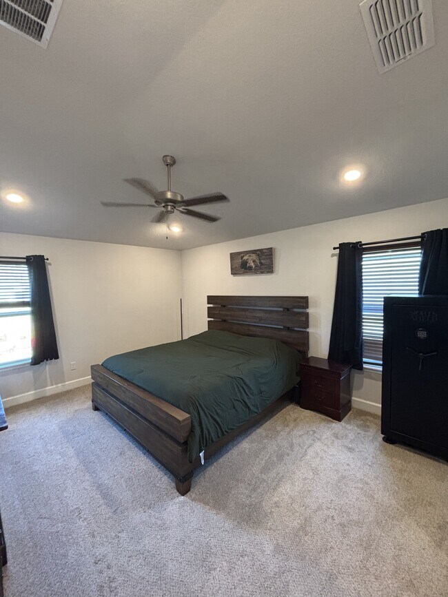 Building Photo - 9835 Olivia St