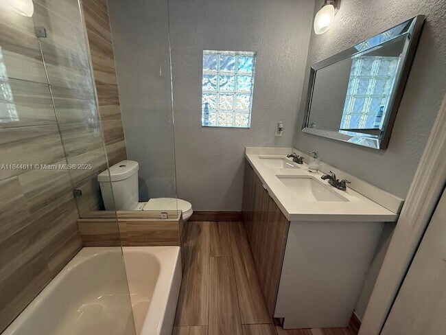 Building Photo - 2612 Acapulco Dr
