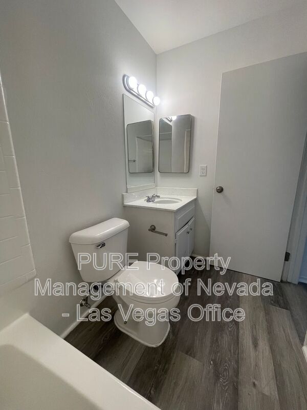 Building Photo - 1405 E Vegas Valley Dr