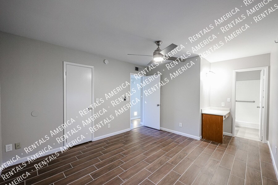 Building Photo - 3333 S Parkside Dr