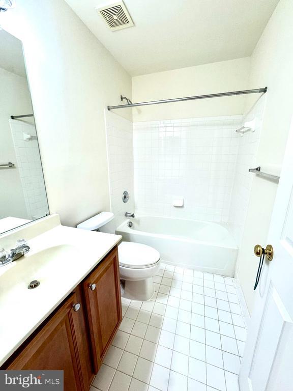 Building Photo - 3381 Beechcliff Dr