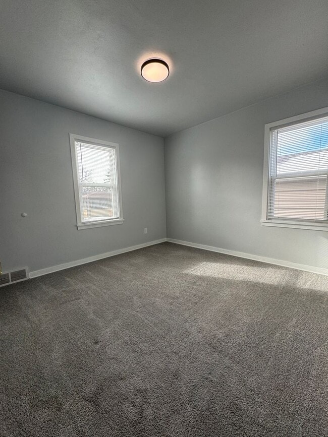 Building Photo - Beautiful 3 Bedroom 1 Bath Ranch Style Sin...