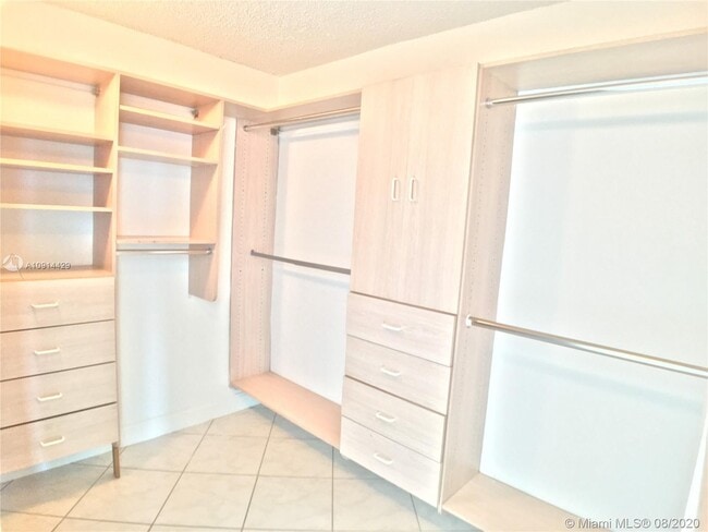 Building Photo - 16400 Collins Ave