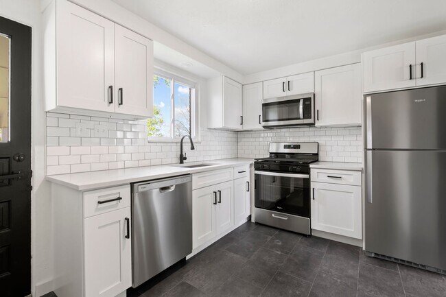Building Photo - AVAILABLE NOW!! Fully RENOVATED 3-bedroom in CASTLE SHANNON!