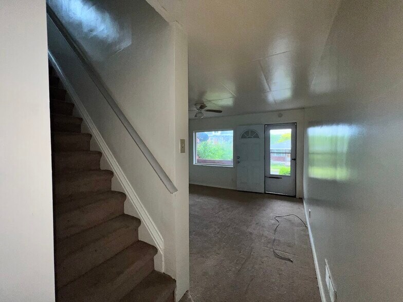 Building Photo - 709 Waddell Ave