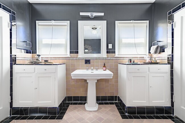 Building Photo - 148 S Orange Dr