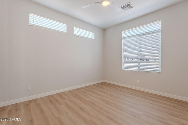 Building Photo - 6041 E Valley Way