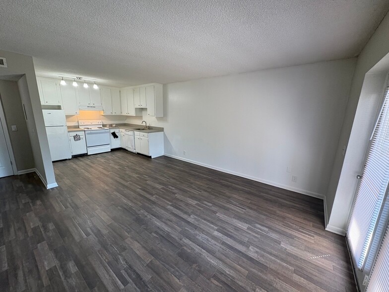 Building Photo - 1005 Hickory Hill Ln