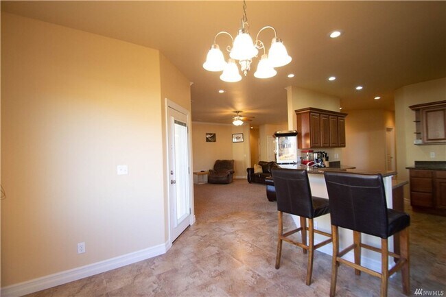 Building Photo - Beautiful 3 bed 2 bath stucco home in a newer area of homes. Just down the street from Park Orcha...