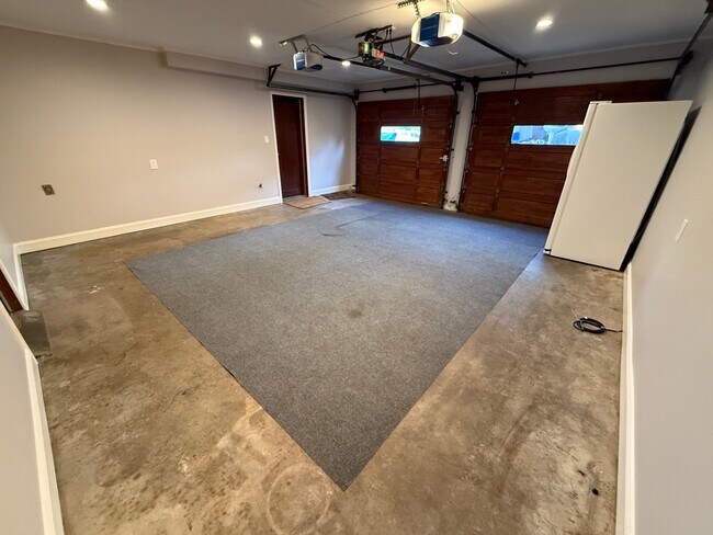 Building Photo - 5755 Doncaster Dr