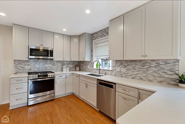 Building Photo - 4550 W Thorndale Ave