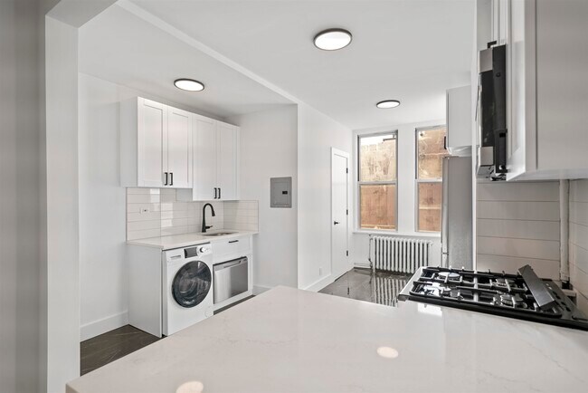 Building Photo - 216 Madison St