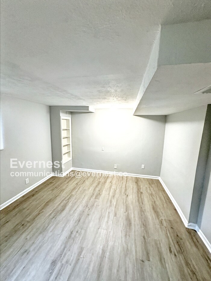 Building Photo - 8802 Homewood Dr