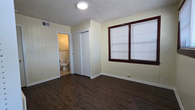 Building Photo - 4 Bedroom 2 Bath Single Family Home w/ 2 Bonus Rooms