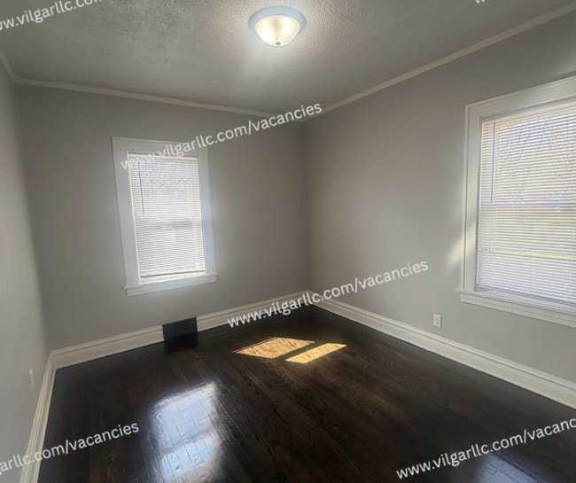 Building Photo - For Rent - Spacious 3 Bed/2 Bath Home