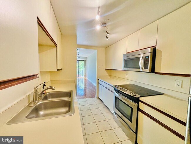 Building Photo - 1530 Key Blvd