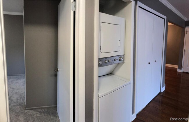 Building Photo - 2445 Torquay Ave