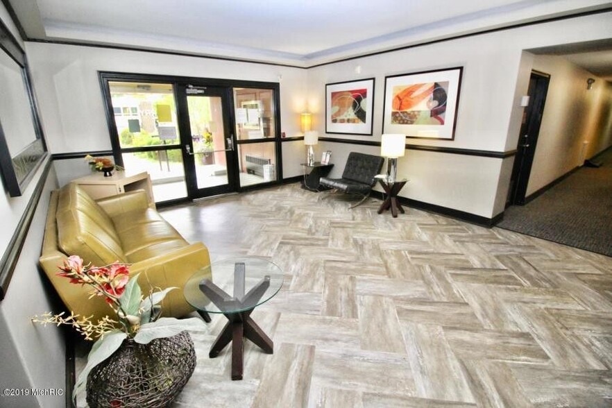 Building Photo - 505 Cherry St SE