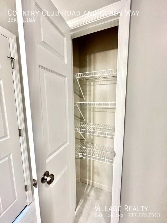 Building Photo - 703 Country Club Rd