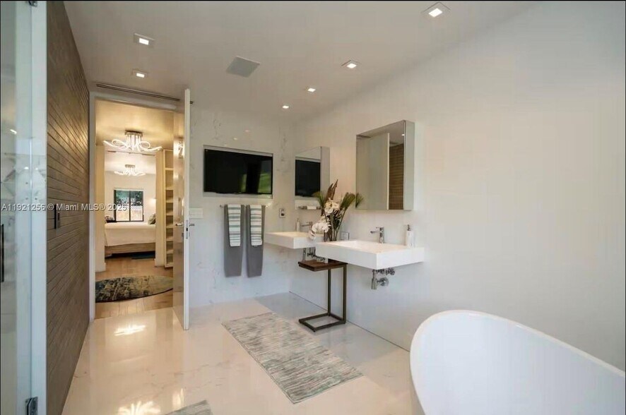 Building Photo - 45 SW 28th Rd