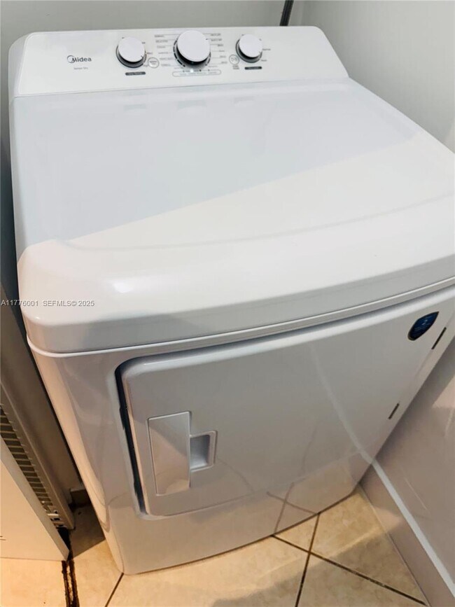 Building Photo - 19555 E Country Club Dr