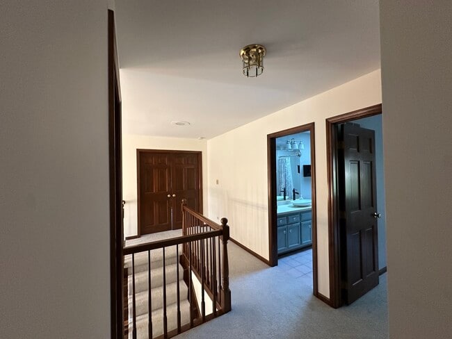 Building Photo - 1055 Knollwood Ln