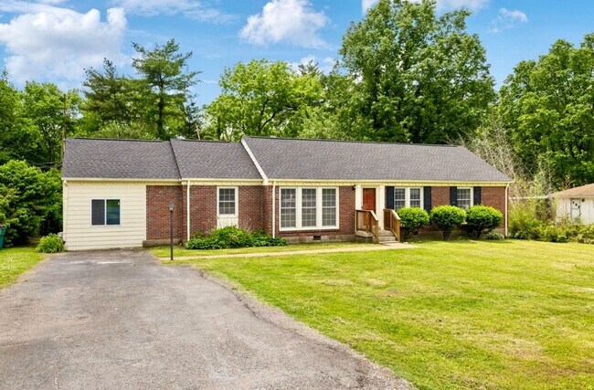 Building Photo - Very large 4 bedroom ranch in Donelson, TN...