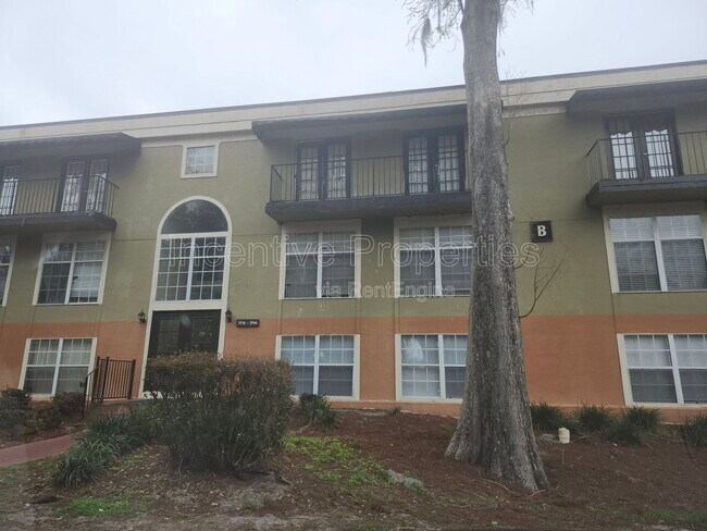 Building Photo - 4176 Versailles Dr