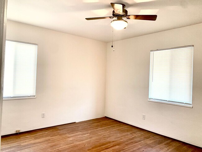 Building Photo - Darling 2 bedroom, 1 bath house in great l...